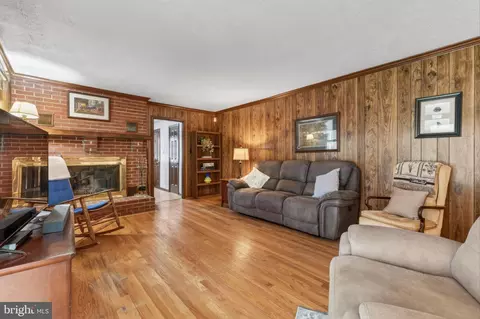 Living - 114 W Savannah Dr, Bear, DE 19701 photo 2 of 4