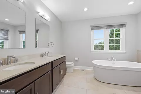 Bath - 1 E Periwinkle Ln, Newark, DE 19711 photo 1 of 2