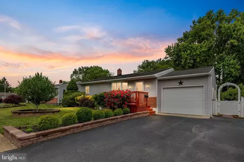 17 Caxton Dr, New Castle, DE 19720