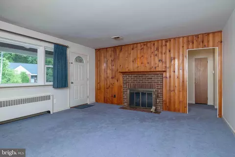 Living - 4636 Bailey Dr, Wilmington, DE 19808 photo 1 of 2
