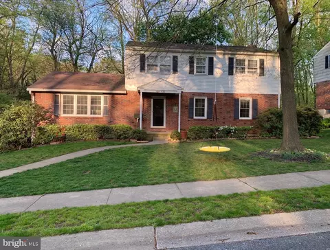 806 N Country Club Dr, Newark, DE 19702