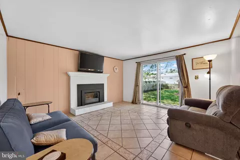Living - 1102 Janice Dr, Newark, DE 19713 photo 3 of 4