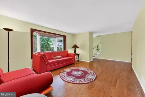 Living - 1102 Janice Dr, Newark, DE 19713 photo 2 of 4