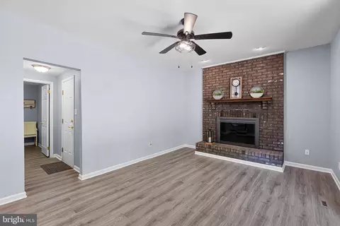 Living - 129 Pawnee Ct, Newark, DE 19702 photo 3 of 3