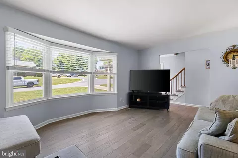 Living - 129 Pawnee Ct, Newark, DE 19702 photo 1 of 3