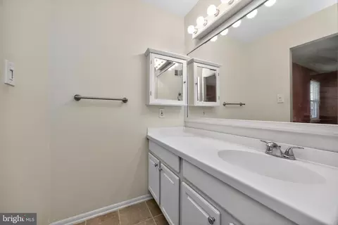 Bath - 134 E Green Valley Cir, Newark, DE 19711 photo 2 of 3