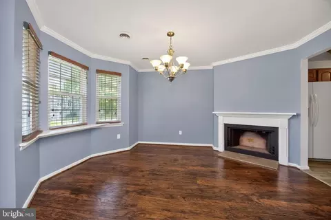 Living - 134 E Green Valley Cir, Newark, DE 19711 photo 1 of 6