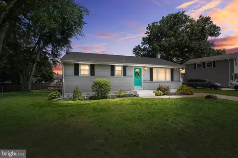 2 Spring Lake Dr, Newark, DE 19711