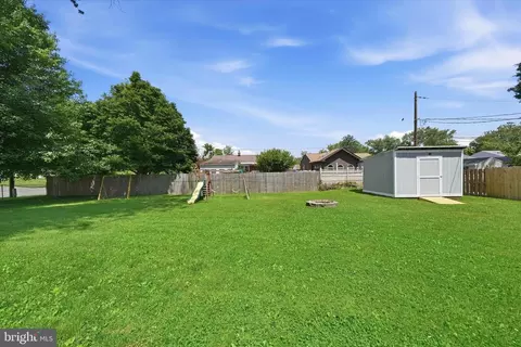 Exterior - 2 Spring Lake Dr, Newark, DE 19711 photo 4 of 6