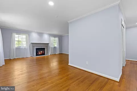 Living - 504 Apple Rd, Newark, DE 19711 photo 4 of 12