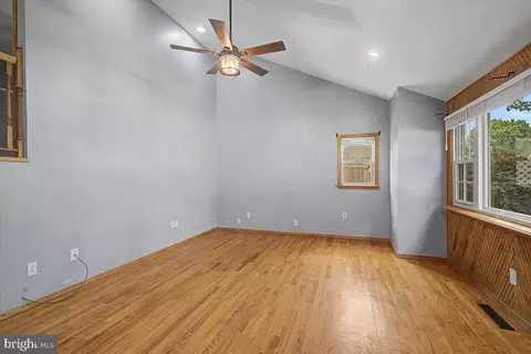 Living - 114 Kenmark Rd, Newark, DE 19713 photo 1 of 4