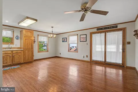 Living - 114 Kenmark Rd, Newark, DE 19713 photo 3 of 4