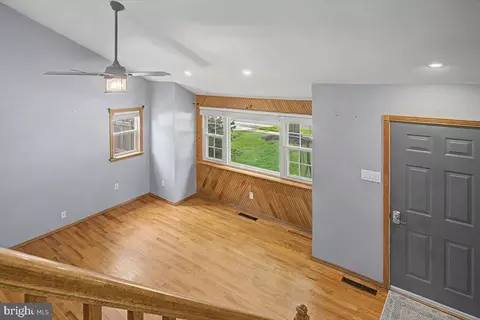 Living - 114 Kenmark Rd, Newark, DE 19713 photo 2 of 4