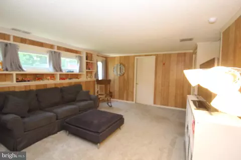 Living - 22 Carole Rd, Newark, DE 19713 photo 2 of 3
