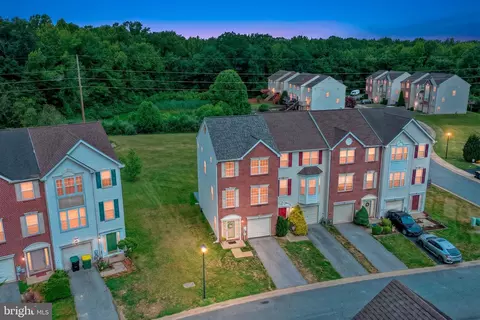 8 Dolmen Ln, Bear, DE 19701