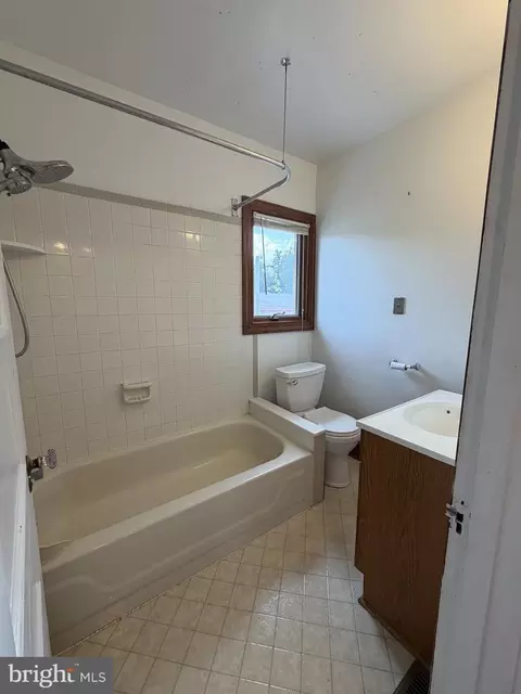 Bath - 918 New Rd, Elsmere, DE 19805 photo 1 of 1
