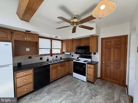 Kitchen - 918 New Rd, Elsmere, DE 19805 photo 1 of 2