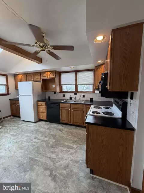 Kitchen - 918 New Rd, Elsmere, DE 19805 photo 2 of 2