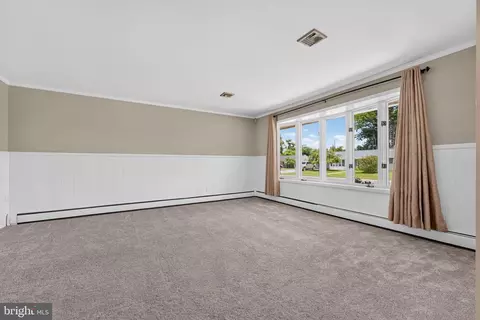 Living - 24 Marlin Dr, Newark, DE 19713 photo 2 of 4