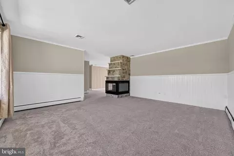 Living - 24 Marlin Dr, Newark, DE 19713 photo 3 of 4