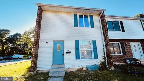 17 Canoe Ct, Newark, DE 19702