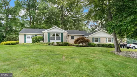 2221 Regal Dr, Wilmington, DE 19810