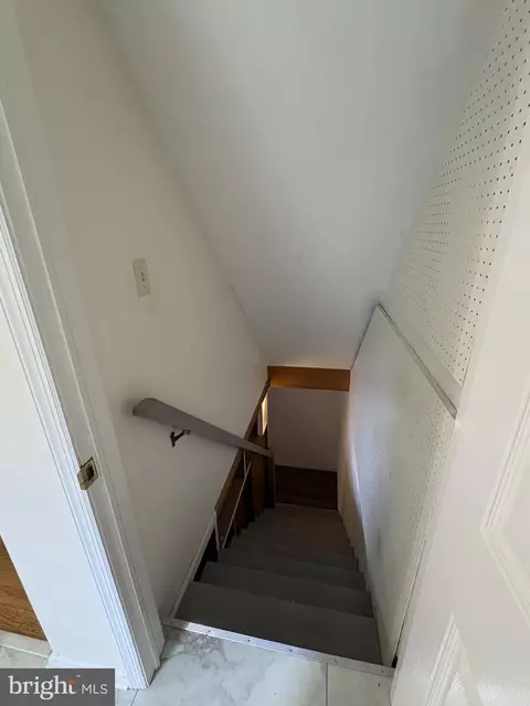 Entry Way - 24 Wakefield Dr, Newark, DE 19711 photo 6 of 8