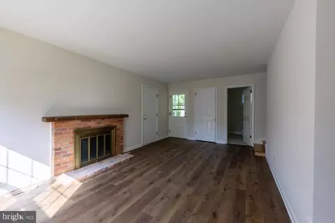 Living - 24 Wakefield Dr, Newark, DE 19711 photo 6 of 14