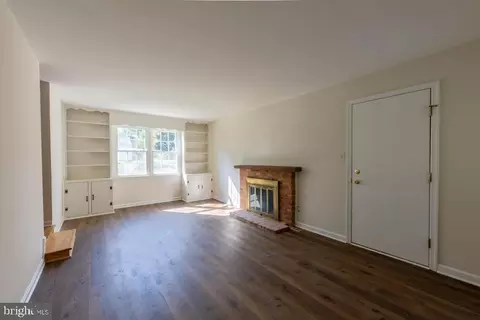 Living - 24 Wakefield Dr, Newark, DE 19711 photo 7 of 14