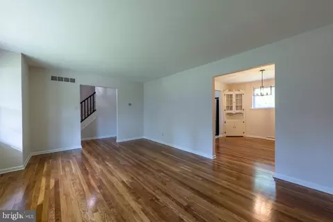 Living - 24 Wakefield Dr, Newark, DE 19711 photo 14 of 14