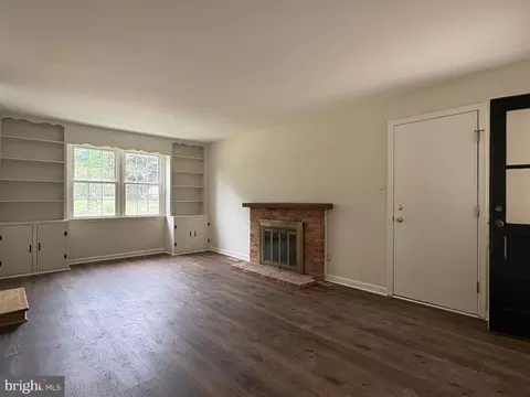Living - 24 Wakefield Dr, Newark, DE 19711 photo 1 of 14