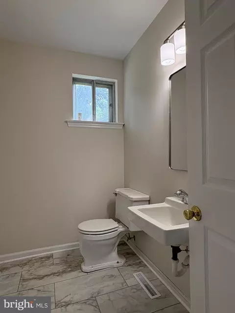 Bath - 24 Wakefield Dr, Newark, DE 19711 photo 1 of 4