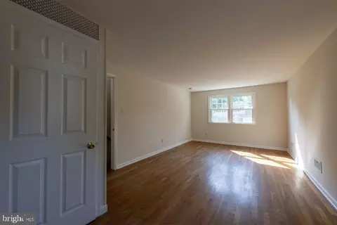 Living - 24 Wakefield Dr, Newark, DE 19711 photo 5 of 14