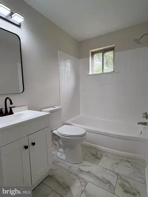 Bath - 24 Wakefield Dr, Newark, DE 19711 photo 2 of 4