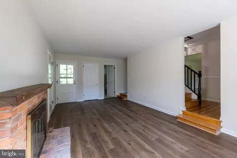 Living - 24 Wakefield Dr, Newark, DE 19711 photo 9 of 14