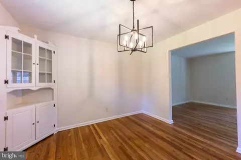 Living - 24 Wakefield Dr, Newark, DE 19711 photo 3 of 14