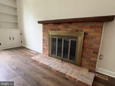 Living - 24 Wakefield Dr, Newark, DE 19711 photo 2 of 14