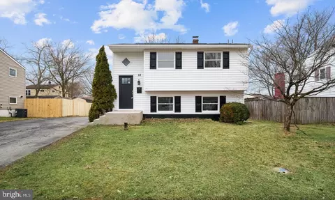 12 Dunsinane Dr, New Castle, DE 19720