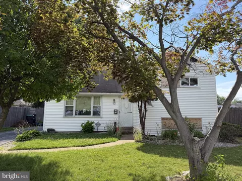 15 Merry Rd, Newark, DE 19713