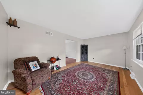 Living - 3 Penncross Cir, Newark, DE 19702 photo 1 of 2