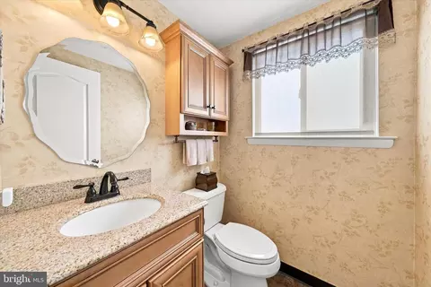 Bath - 68 E Shady Dr, Newark, DE 19713 photo 1 of 2