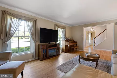 Living - 62 Darien Rd, Newark, DE 19711 photo 2 of 2