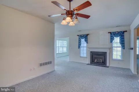 Living - 25 Springmill Dr, Middletown, DE 19709 photo 2 of 6