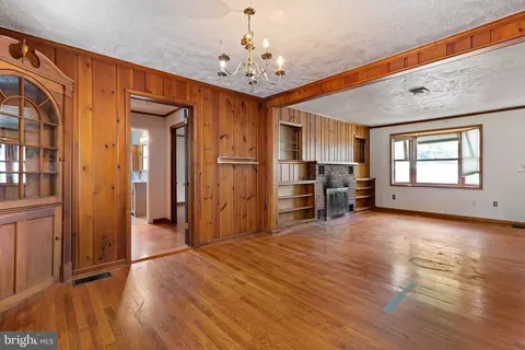 Living - 204 Murray Rd, Newark, DE 19711 photo 3 of 6