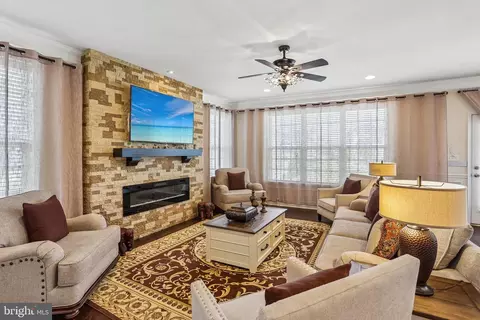 Living - 332 Sun Blvd, Bear, DE 19701 photo 2 of 4