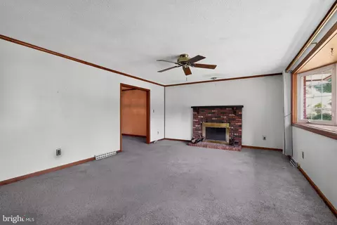 Living - 136 Kingston Dr, Bear, DE 19701 photo 3 of 4