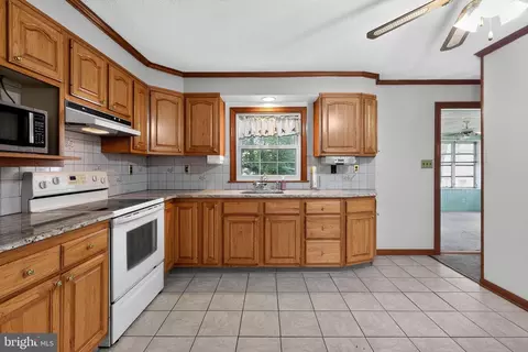 Kitchen - 136 Kingston Dr, Bear, DE 19701 photo 3 of 4