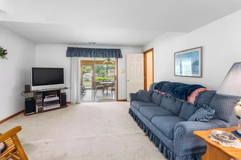 Living - 106 Michael Ln, Bear, DE 19701 photo 4 of 5