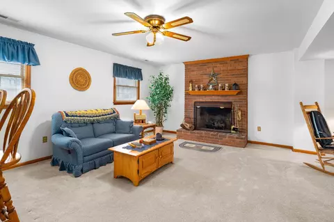 Living - 106 Michael Ln, Bear, DE 19701 photo 2 of 5