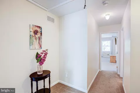 Entry Way - 6 Three Rivers Dr, Newark, DE 19702 photo 5 of 8